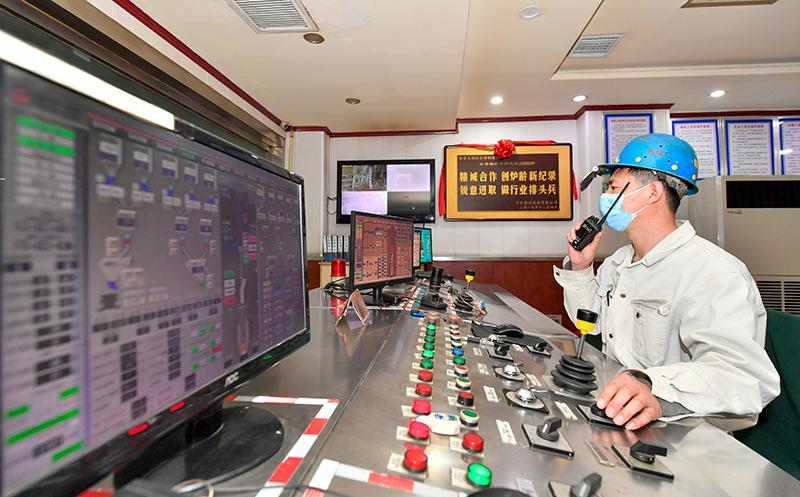 3月28日,在天津市新天钢联合特钢,转炉主控工在主控室用